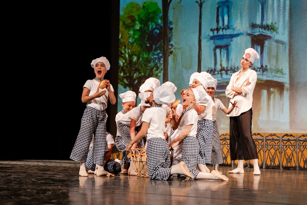 Szene 2 aus der Ballettaufführung Aristocats mit Besetzung A