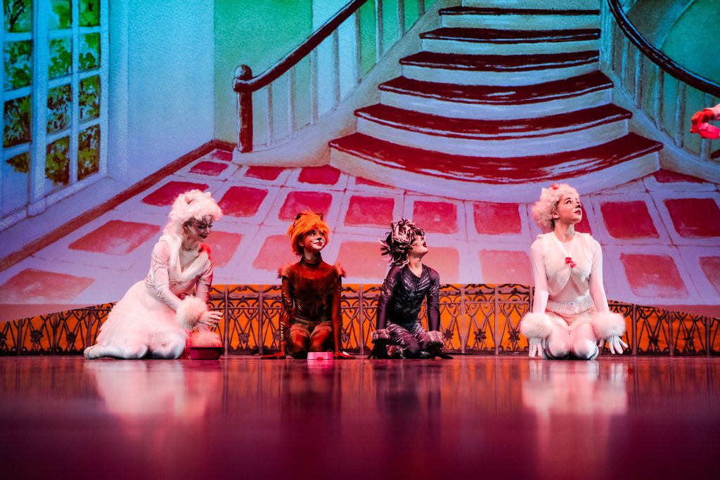 Szene 2 aus der Ballettaufführung Aristocats mit Besetzung B